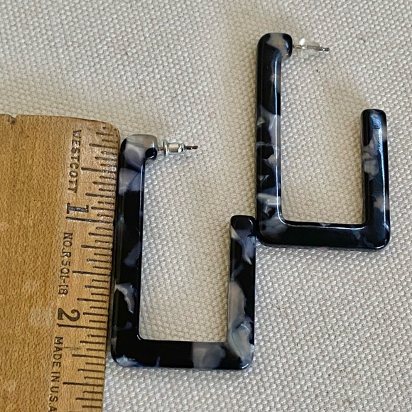 Madewell Acetate Rectangular Rectangle Hoop Earrings Black Gray White 2.25” - Picture 3 of 3